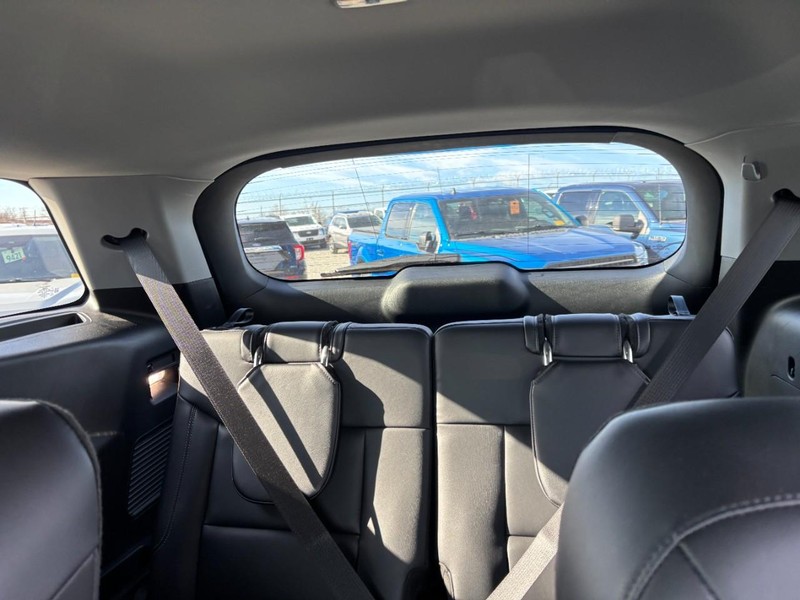 Ford Explorer Vehicle Full-screen Gallery Image 12