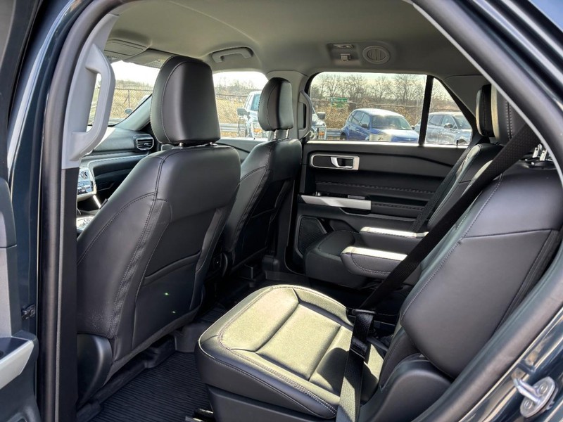 Ford Explorer Vehicle Full-screen Gallery Image 13