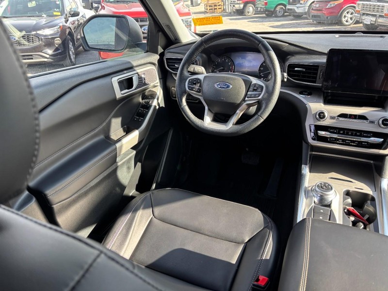 Ford Explorer Vehicle Full-screen Gallery Image 14