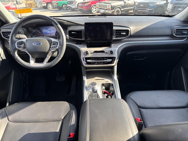 Ford Explorer Vehicle Full-screen Gallery Image 15