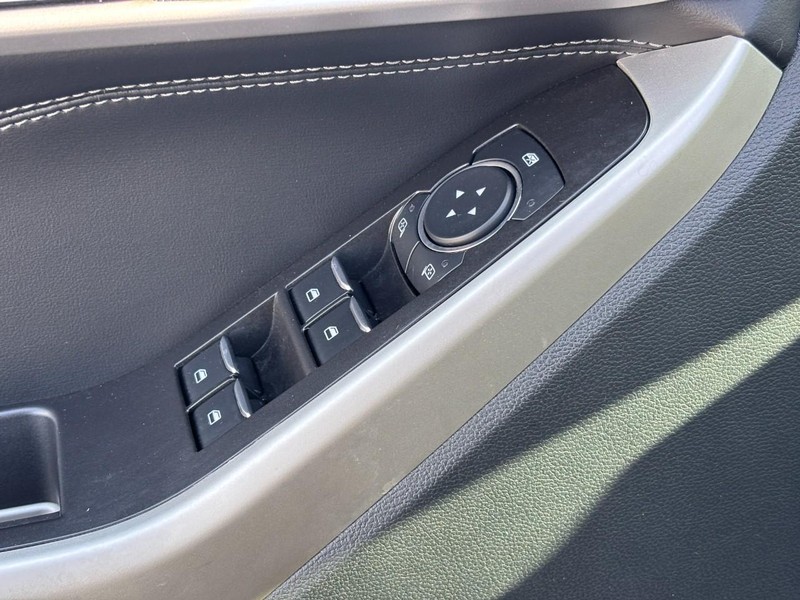 Ford Explorer Vehicle Full-screen Gallery Image 18