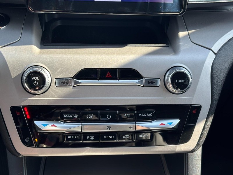 Ford Explorer Vehicle Full-screen Gallery Image 26