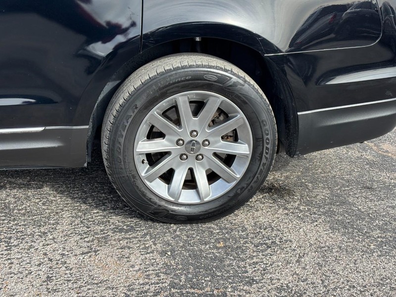 Lincoln MKT Vehicle Full-screen Gallery Image 11