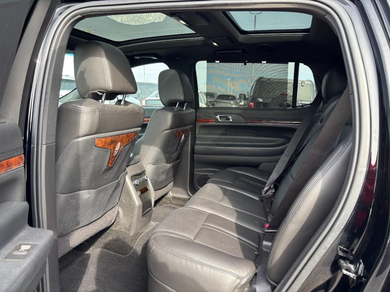 Lincoln MKT Vehicle Full-screen Gallery Image 12