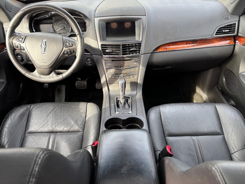 Lincoln MKT Vehicle Full-screen Gallery Image 13