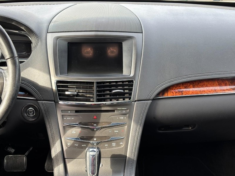 Lincoln MKT Vehicle Full-screen Gallery Image 15
