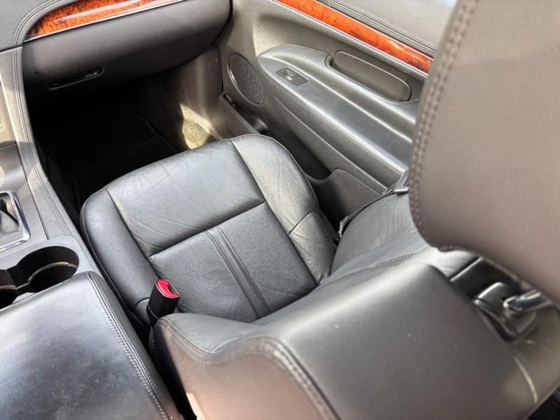 Lincoln MKT Vehicle Full-screen Gallery Image 16