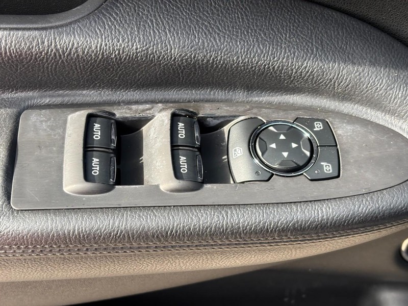 Lincoln MKT Vehicle Full-screen Gallery Image 18