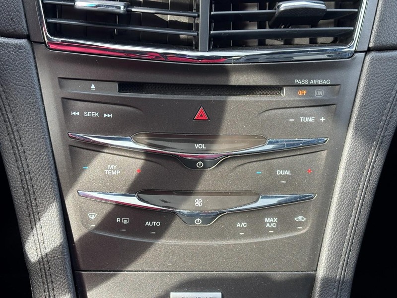 Lincoln MKT Vehicle Full-screen Gallery Image 25