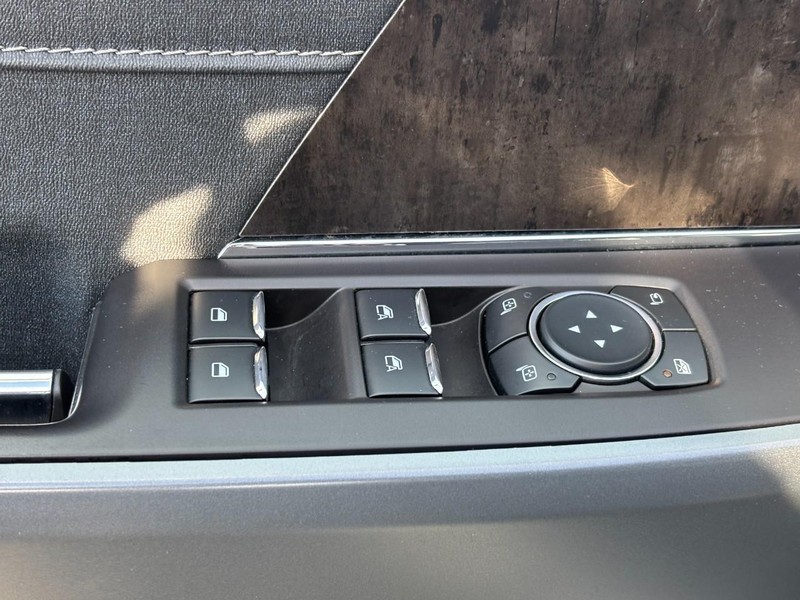 Ford F-150 Vehicle Full-screen Gallery Image 17