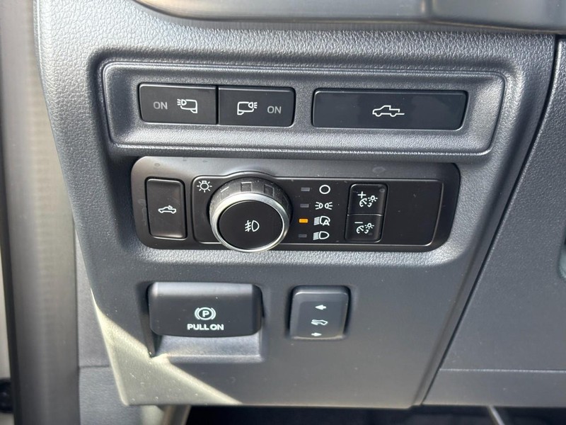 Ford F-150 Vehicle Full-screen Gallery Image 18