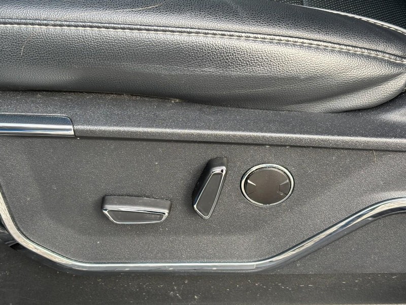 Ford F-150 Vehicle Full-screen Gallery Image 16