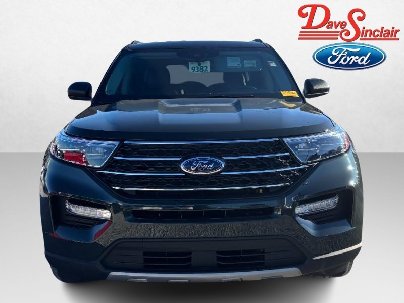 Ford Explorer Vehicle Full-screen Gallery Image 02