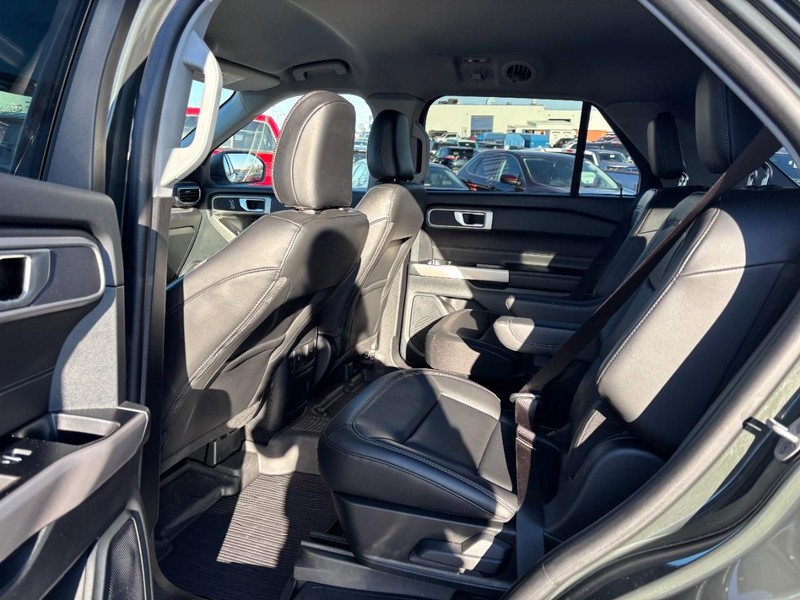 Ford Explorer Vehicle Full-screen Gallery Image 13