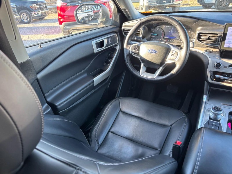 Ford Explorer Vehicle Full-screen Gallery Image 14