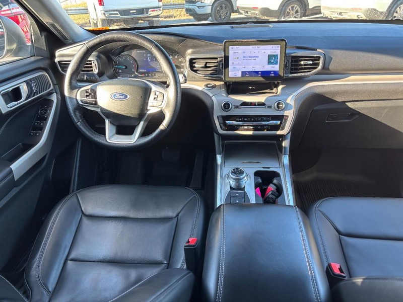 Ford Explorer Vehicle Full-screen Gallery Image 15