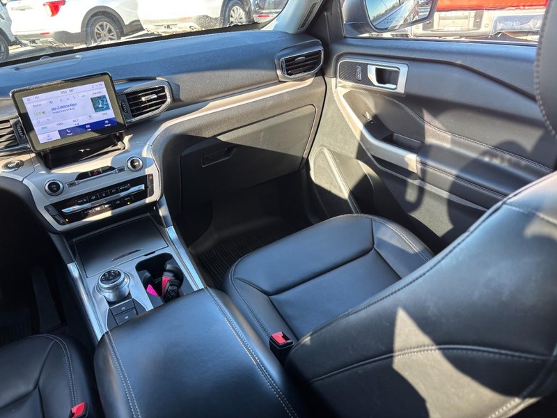 Ford Explorer Vehicle Full-screen Gallery Image 16