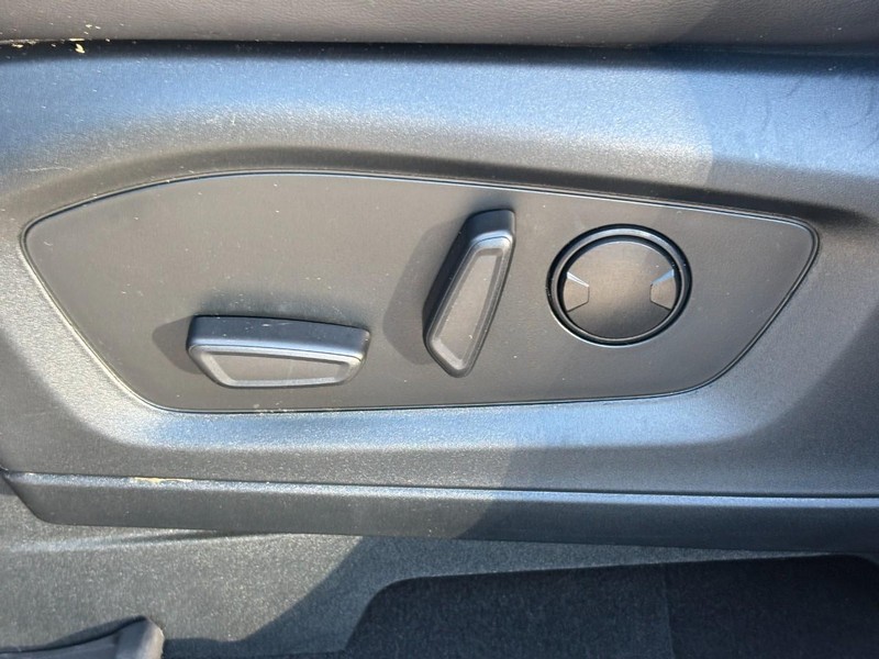 Ford Explorer Vehicle Full-screen Gallery Image 17