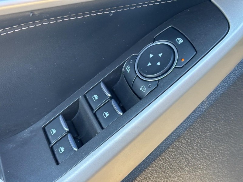 Ford Explorer Vehicle Full-screen Gallery Image 18