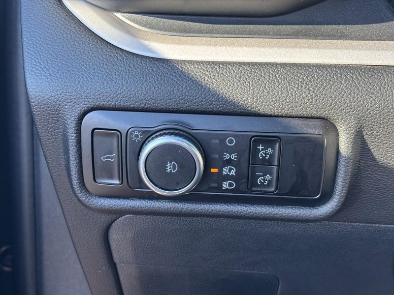 Ford Explorer Vehicle Full-screen Gallery Image 19