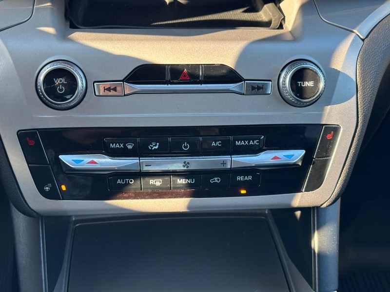 Ford Explorer Vehicle Full-screen Gallery Image 26