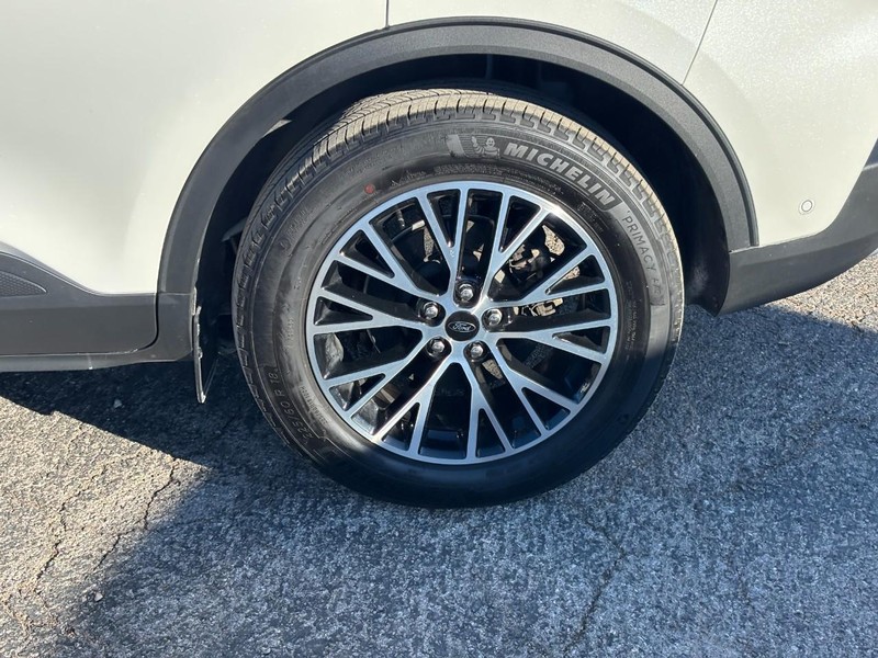 Ford Escape Vehicle Full-screen Gallery Image 11