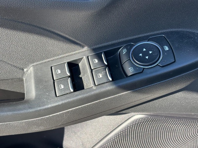 Ford Escape Vehicle Full-screen Gallery Image 17