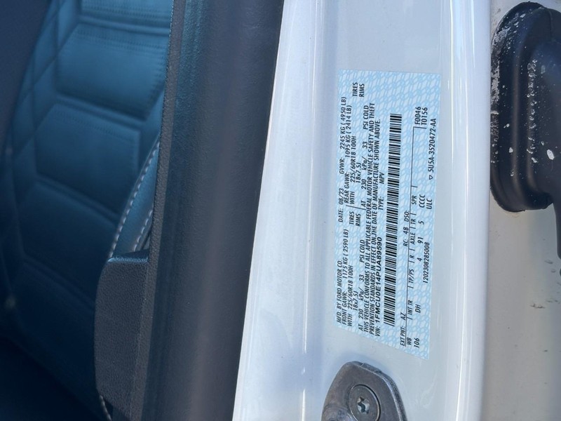 Ford Escape Vehicle Full-screen Gallery Image 26