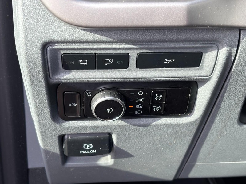 Ford F-150 Vehicle Full-screen Gallery Image 18