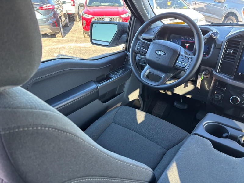 Ford F-150 Vehicle Full-screen Gallery Image 13