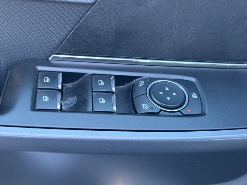 Ford F-150 Vehicle Full-screen Gallery Image 17