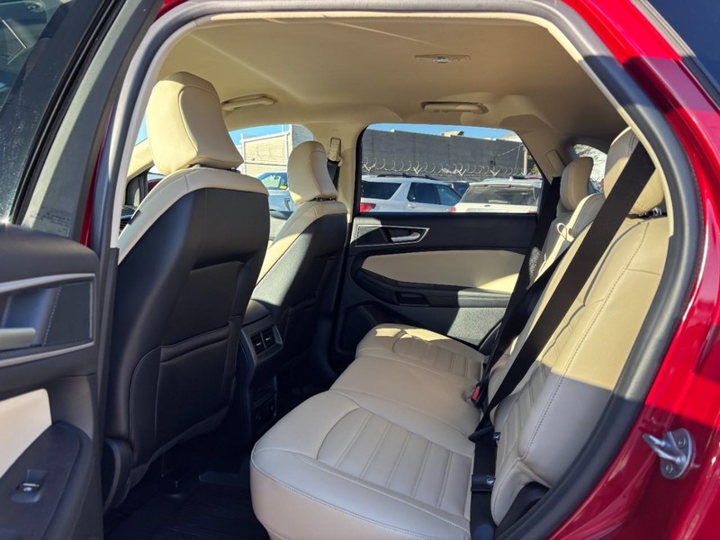 Ford Edge Vehicle Full-screen Gallery Image 12