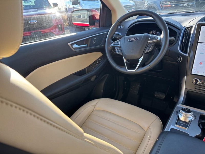 Ford Edge Vehicle Full-screen Gallery Image 13