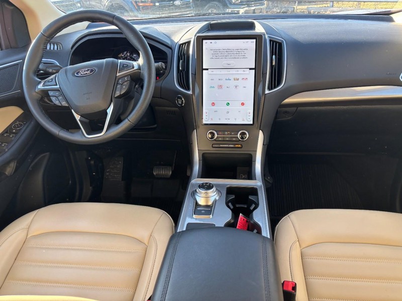 Ford Edge Vehicle Full-screen Gallery Image 14