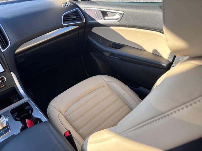 Ford Edge Vehicle Full-screen Gallery Image 15