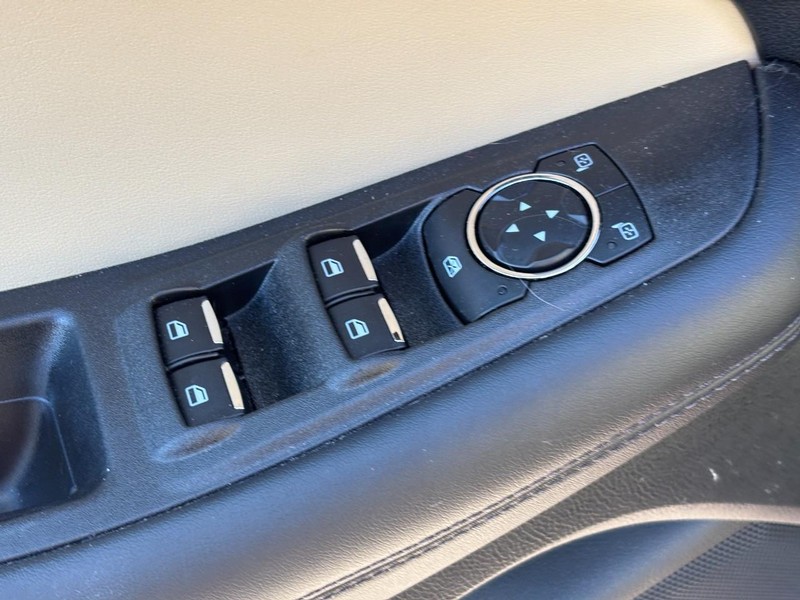 Ford Edge Vehicle Full-screen Gallery Image 17