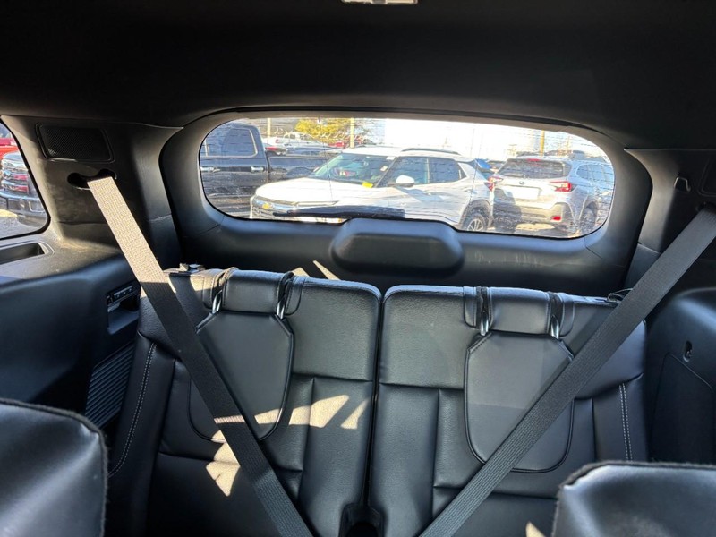 Ford Explorer Vehicle Full-screen Gallery Image 12