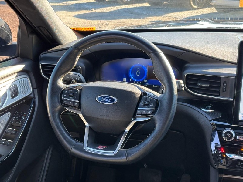 Ford Explorer Vehicle Full-screen Gallery Image 15