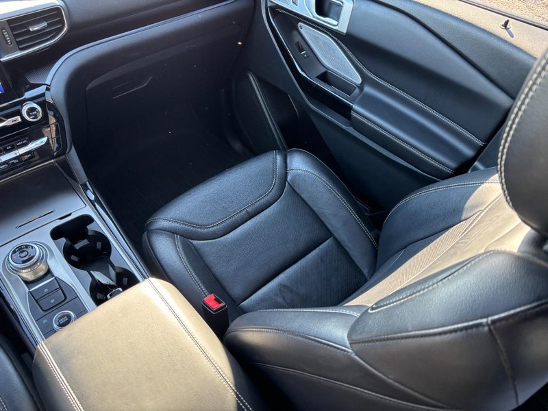 Ford Explorer Vehicle Full-screen Gallery Image 17