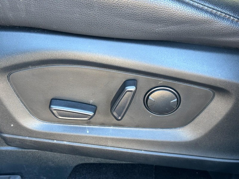 Ford Explorer Vehicle Full-screen Gallery Image 18