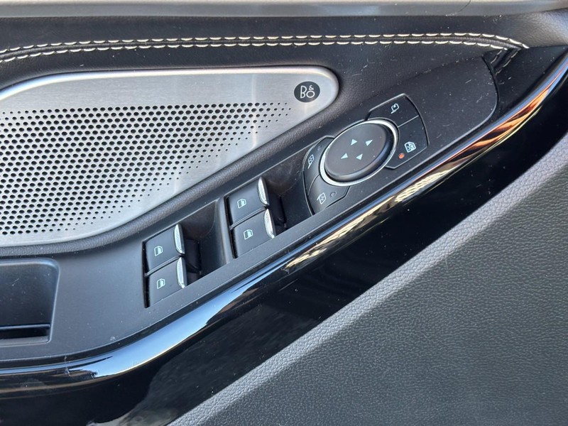 Ford Explorer Vehicle Full-screen Gallery Image 19