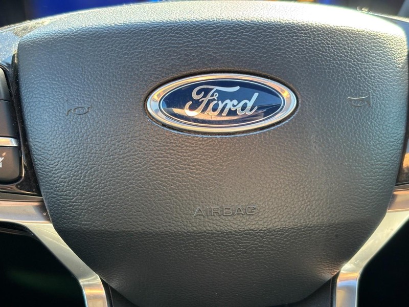 Ford Explorer Vehicle Full-screen Gallery Image 22