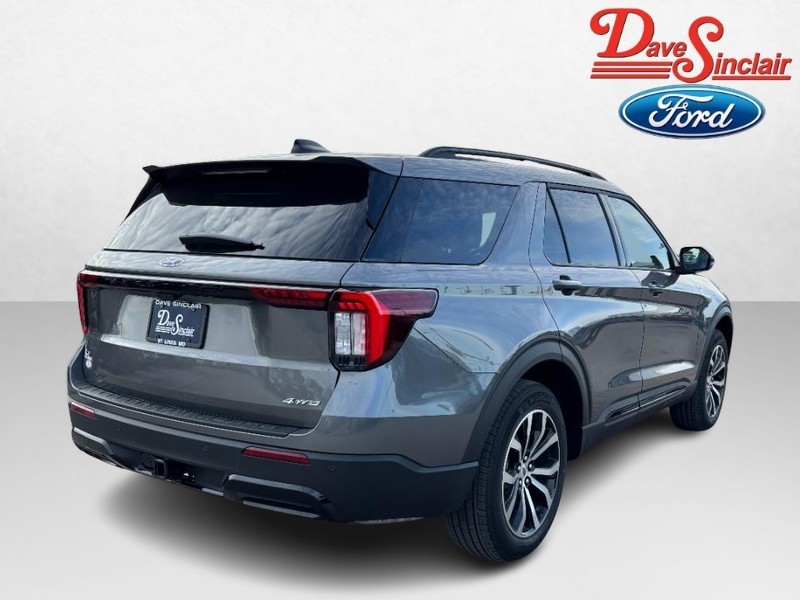 Ford Explorer Vehicle Full-screen Gallery Image 07