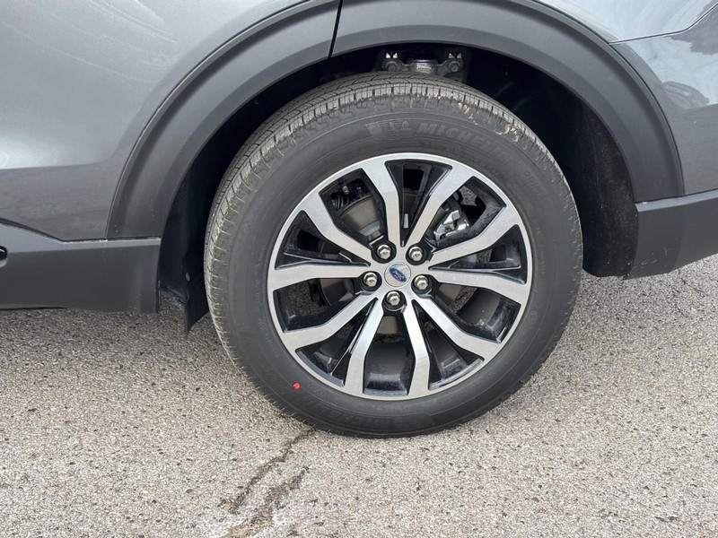 Ford Explorer Vehicle Full-screen Gallery Image 11