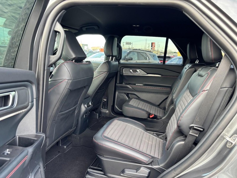 Ford Explorer Vehicle Full-screen Gallery Image 13