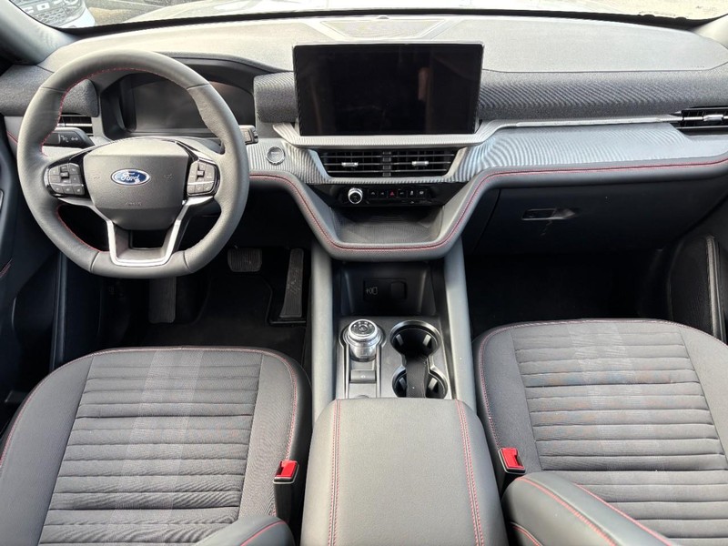 Ford Explorer Vehicle Full-screen Gallery Image 14