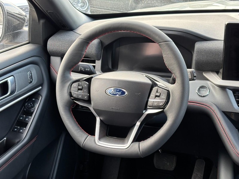 Ford Explorer Vehicle Full-screen Gallery Image 15