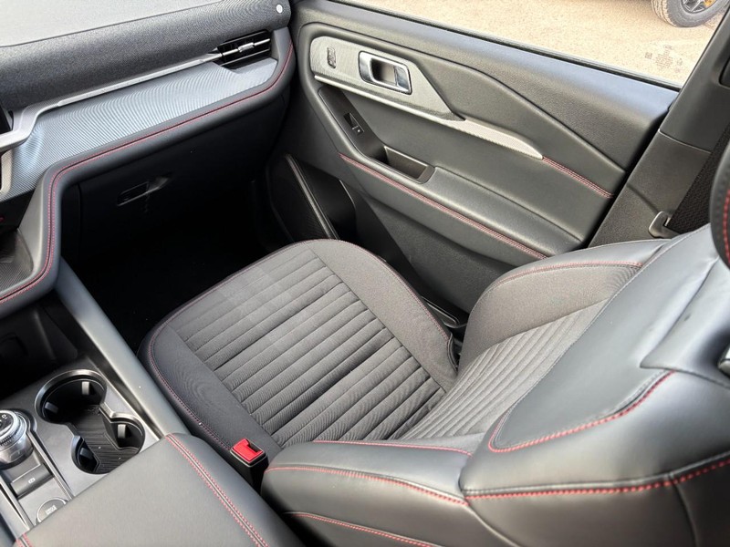 Ford Explorer Vehicle Full-screen Gallery Image 17