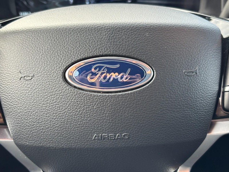 Ford Explorer Vehicle Full-screen Gallery Image 22