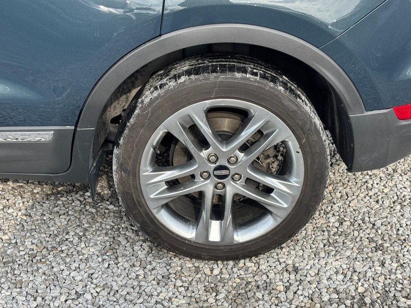 Lincoln MKC Vehicle Full-screen Gallery Image 11